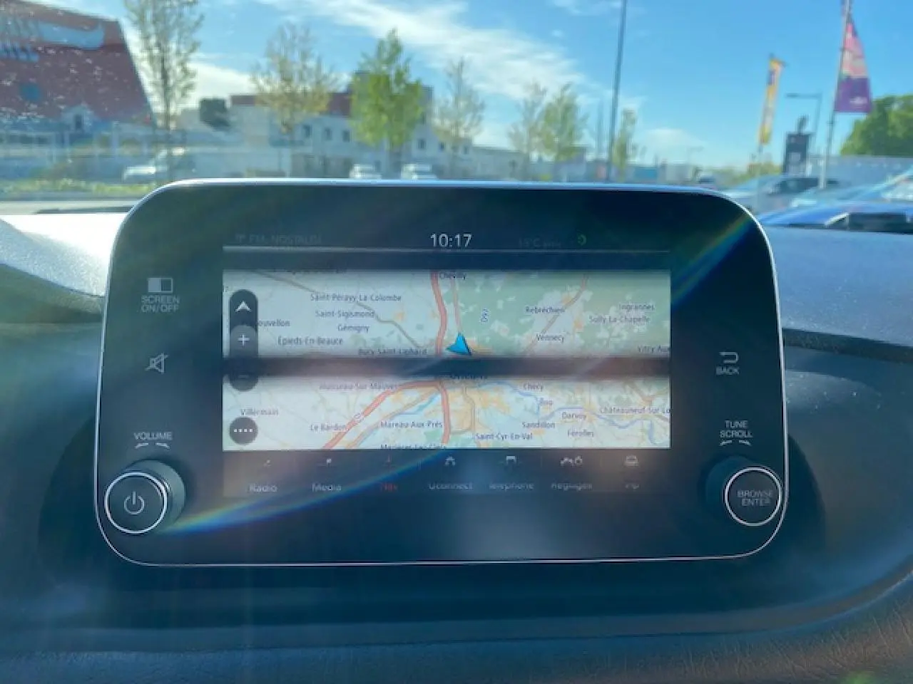 Écran tactile HD 7 pouces du système multimédia Uconnect dans l'habitacle d'une Fiat Tipo 2018.