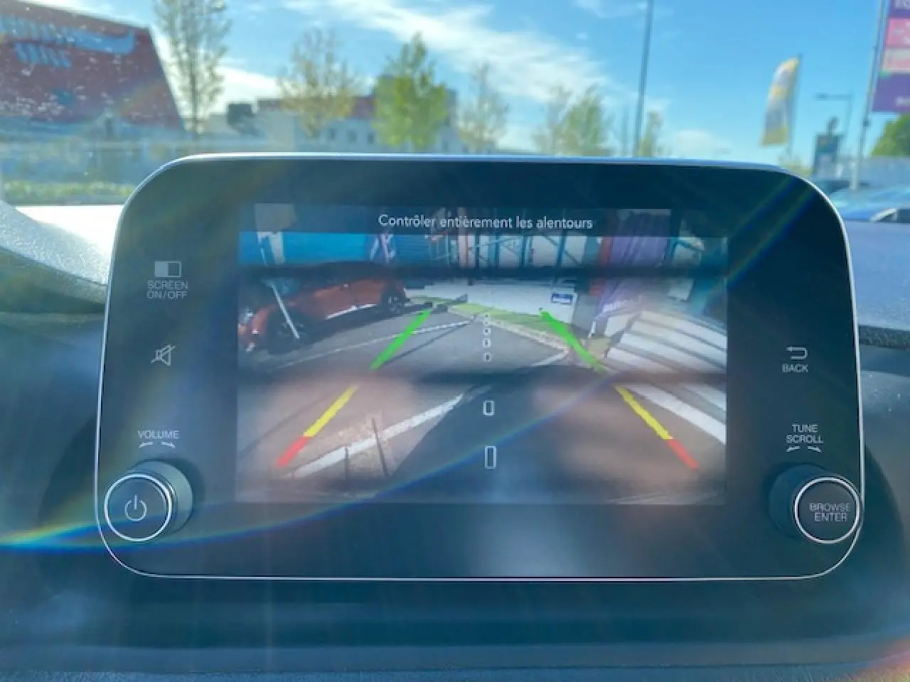 Écran tactile du système multimédia Uconnect affichant la caméra de recul dans un FIAT Tipo bleu, vue intérieure frontale.