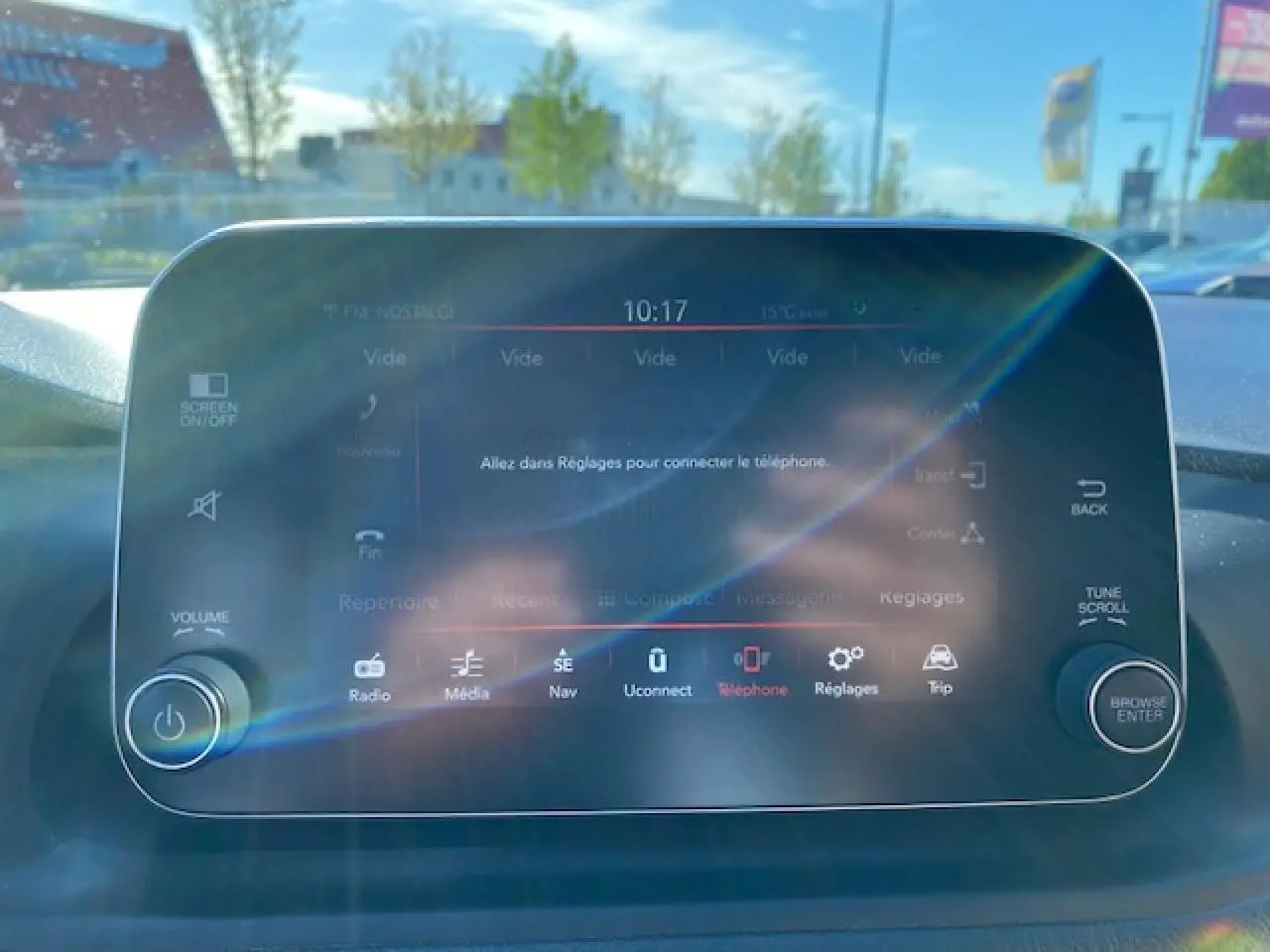 Écran tactile HD 7 pouces du système multimédia Uconnect dans une Fiat Tipo bleu, vue intérieure frontale.
