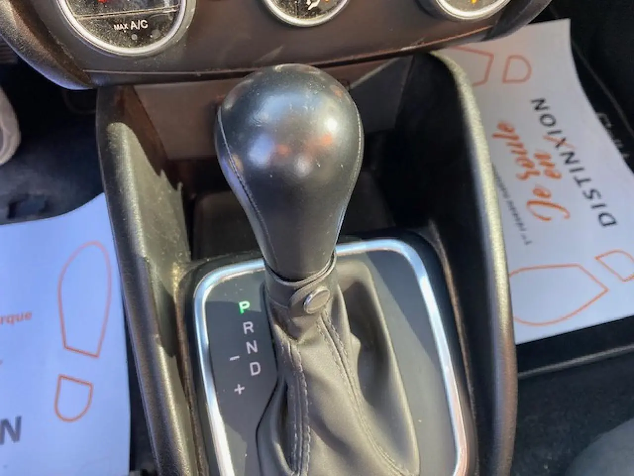 Le levier de vitesse automatique noir de la FIAT TIPO 1.6 Multijet vue en gros plan intérieur.