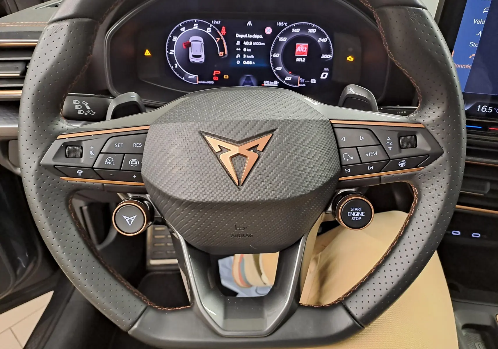 Vue rapprochée du volant cuir perforé et du tableau de bord numérique du CUPRA Formentor 1.5 eTSI 2025.