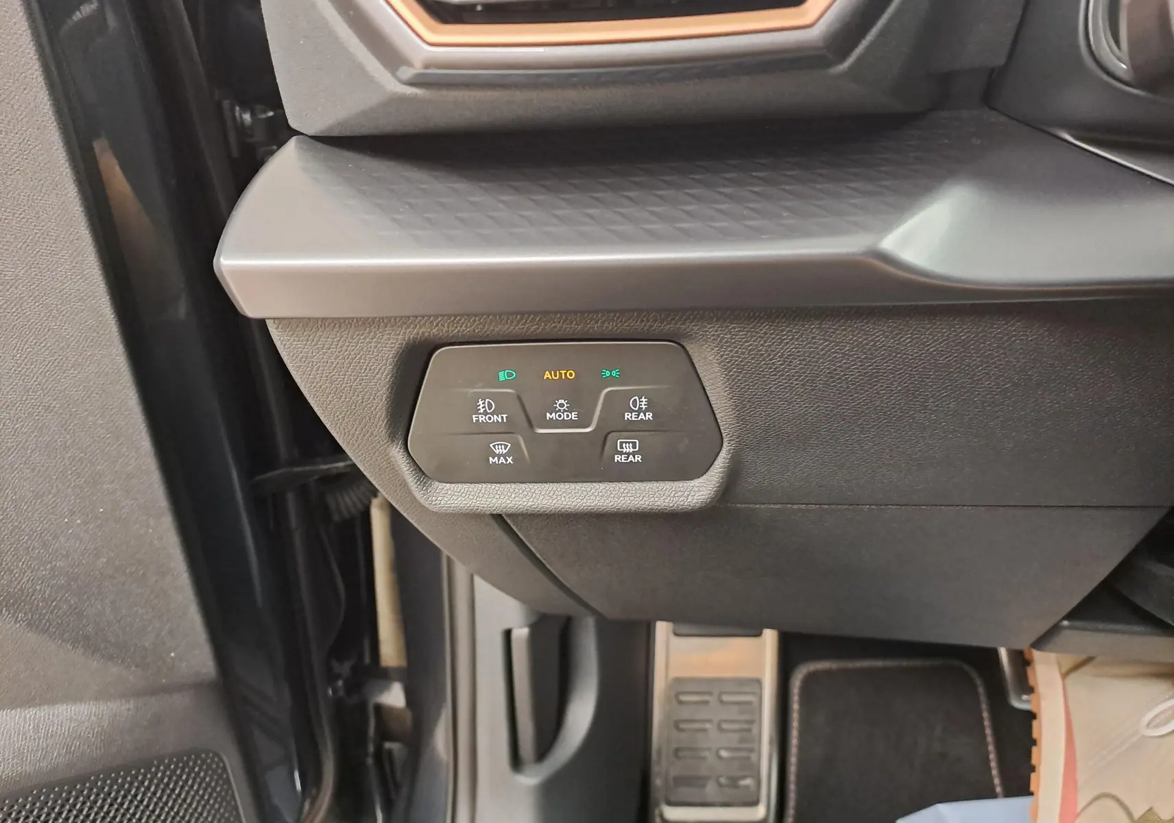 Gros plan sur les commandes d'éclairage à gauche du volant dans l'habitacle gris du CUPRA Formentor 2025.