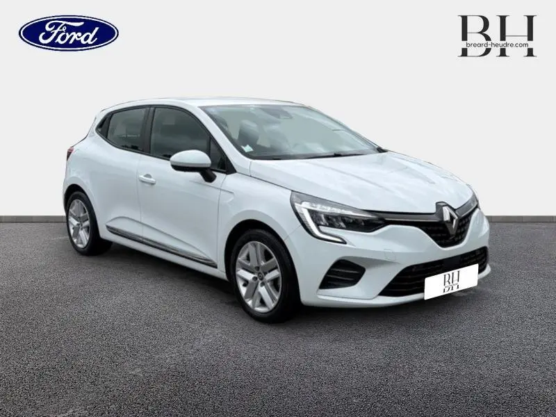 Renault Clio blanche vue en 3/4 avant droit, avec phares LED et jantes alliage visibles.