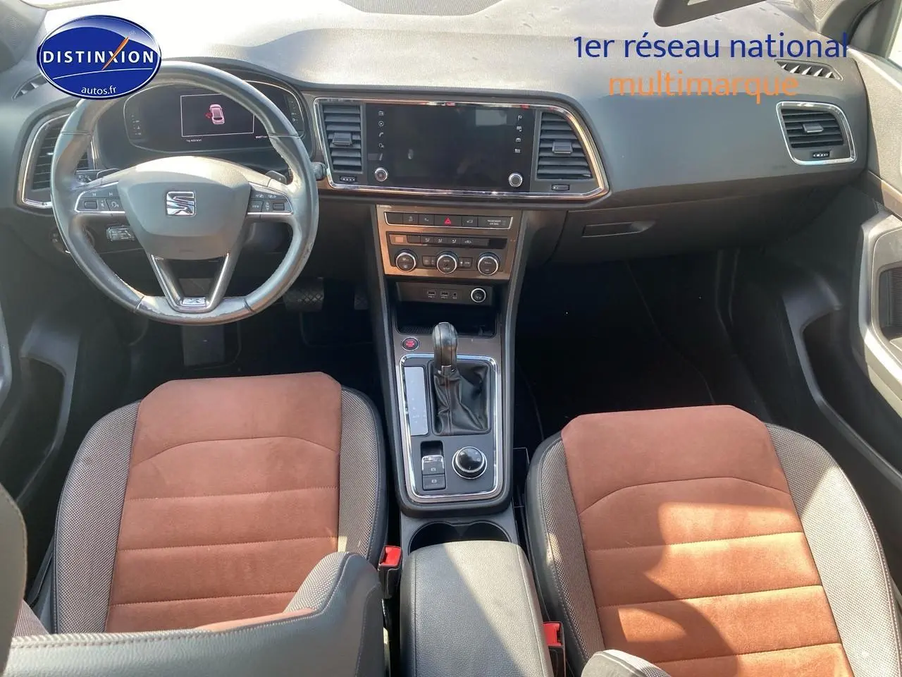 Vue intérieure de face du poste de conduite du SEAT Ateca 2.0 TDI 150 Xcellence avec sièges en alcantara brun.