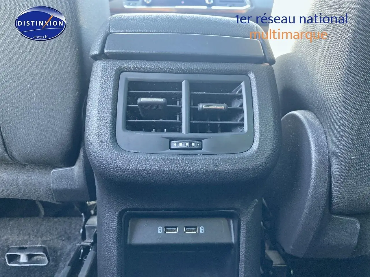 Détail de la console arrière noire avec bouches d’aération et ports USB du SEAT Ateca gris 2020.