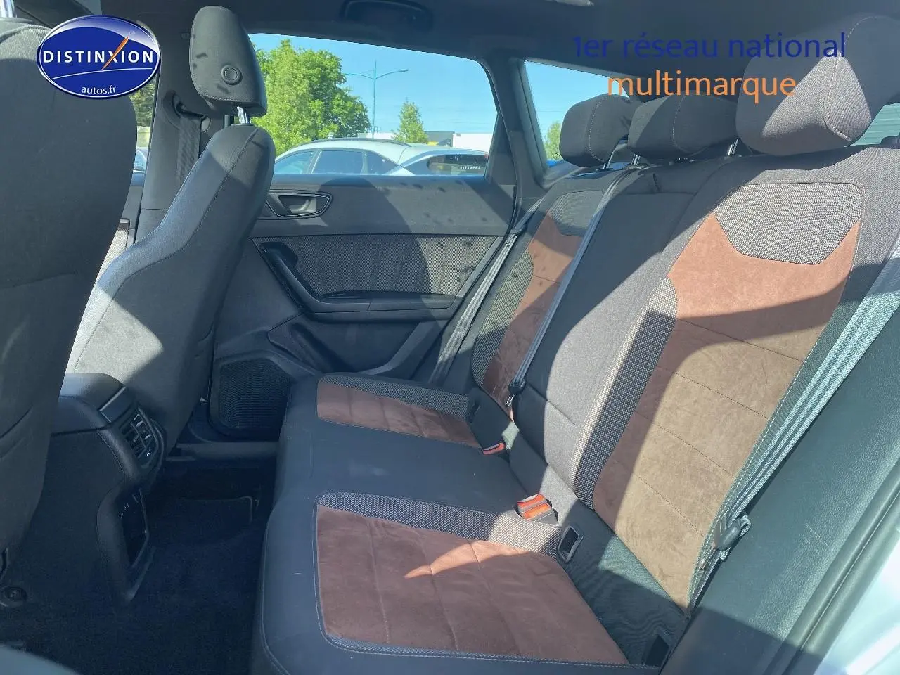 Vue latérale droite de l'intérieur arrière du SEAT Ateca 2020 avec sièges en alcantara brun et tissu gris.
