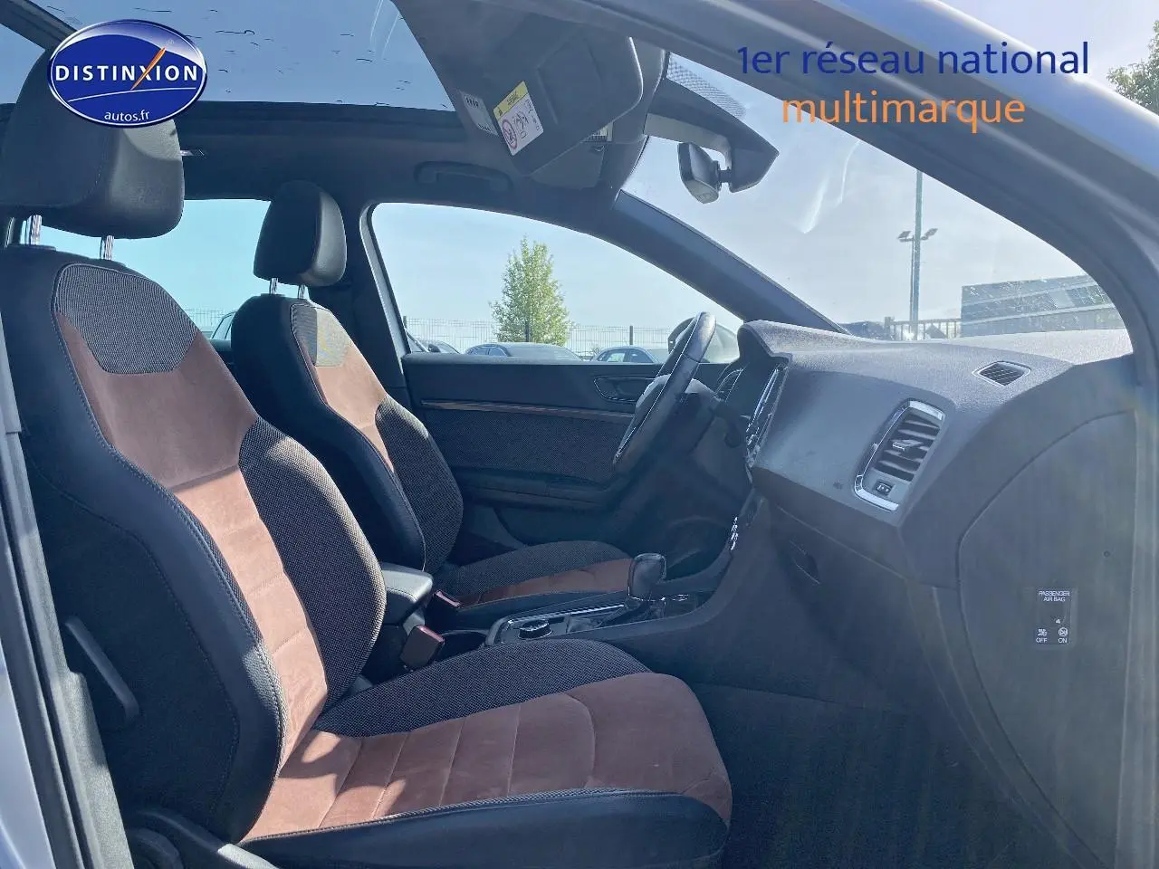 Vue intérieure côté gauche du SEAT Ateca gris 2020, mettant en valeur les sièges sport en alcantara brun et tissu noir.