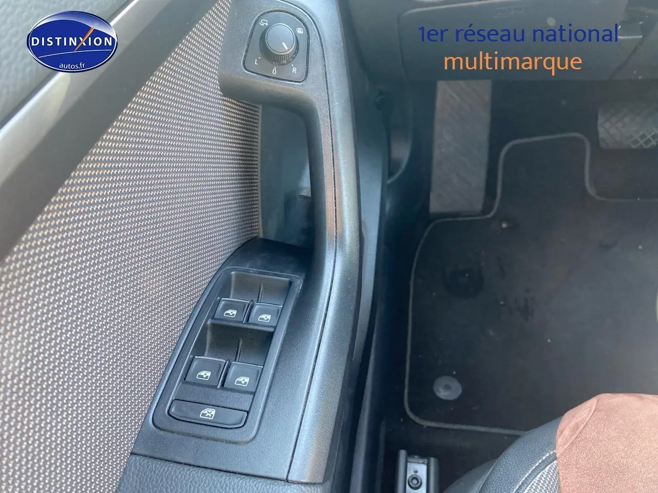 Vue rapprochée du panneau de commandes des vitres côté conducteur d’un SEAT Ateca gris avec tissu brun et alcantara.