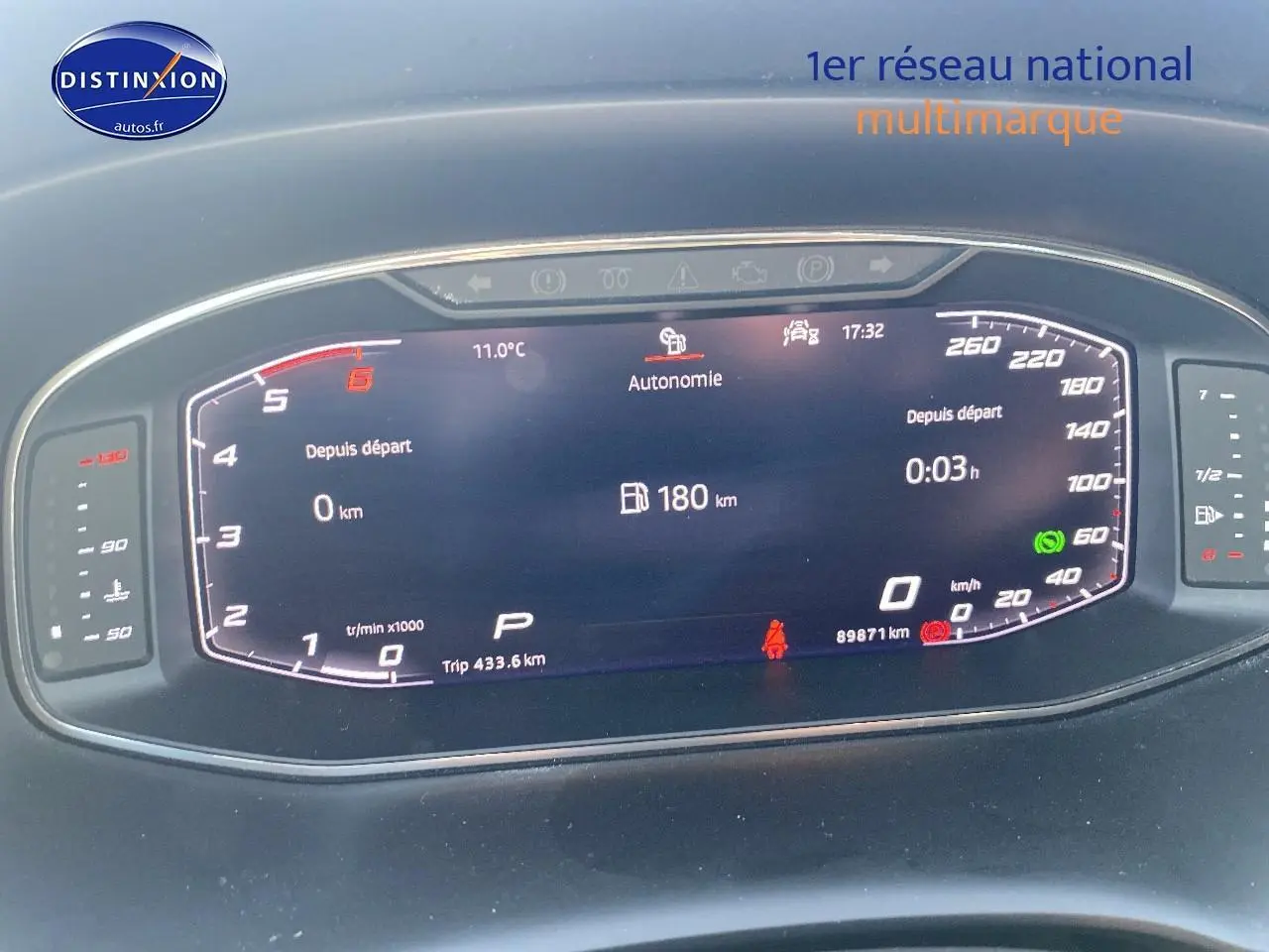 Tableau de bord numérique du SEAT Ateca 2020 affichant l'autonomie, la vitesse et le compte-tours en vue frontale rapprochée.