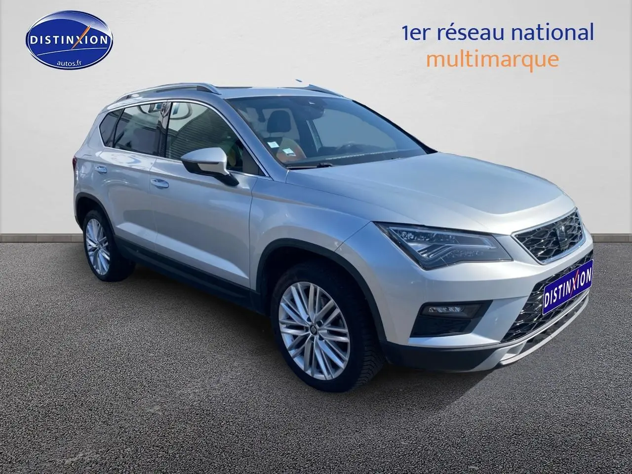 SEAT Ateca gris vue 3/4 avant droit, avec jantes alliage et calandre noire distinctive.