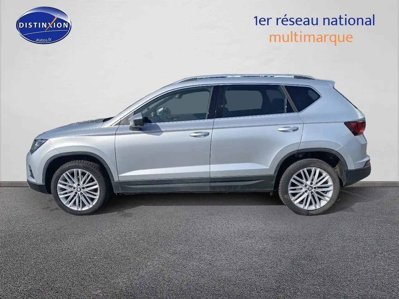 Vue latérale gauche d'un SEAT Ateca gris 2020 avec jantes alliage et vitres surteintées.