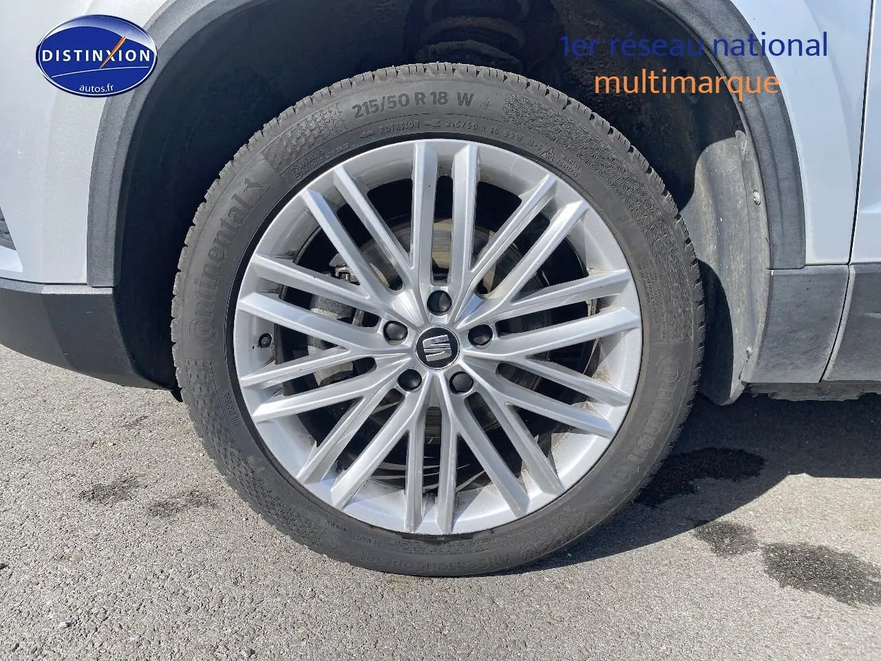 Gros plan sur la roue avant gauche grise d'une SEAT Ateca 2.0 TDI 150 Xcellence avec jante alu multibranches.