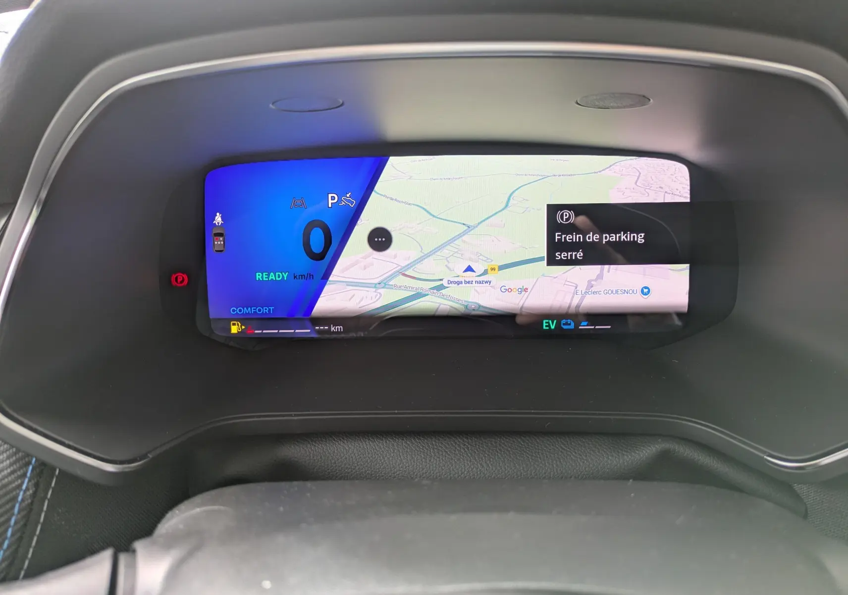 Vue rapprochée du tableau de bord numérique de la Renault Symbioz 2026, affichant la navigation et le frein de parking serré.
