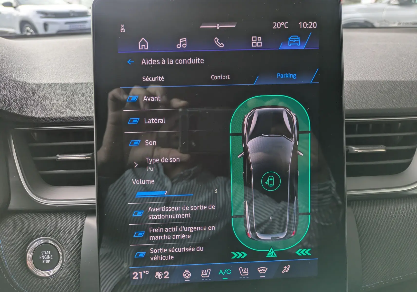 Écran tactile intérieur du Renault Symbioz 2026 montrant les aides à la conduite avec interface moderne et design noir.