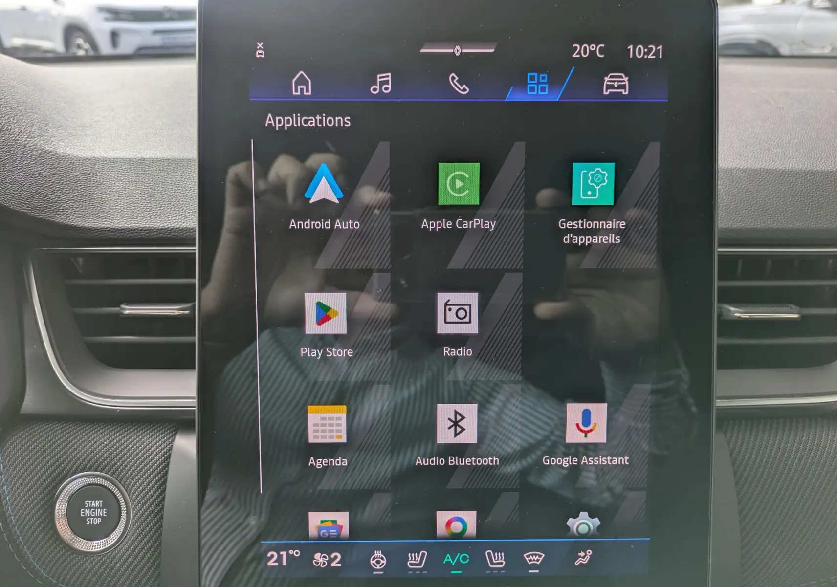 Vue intérieure centrée sur l'écran tactile du tableau de bord du Renault Symbioz gris Rafale Métal, affichant les applications connectées.