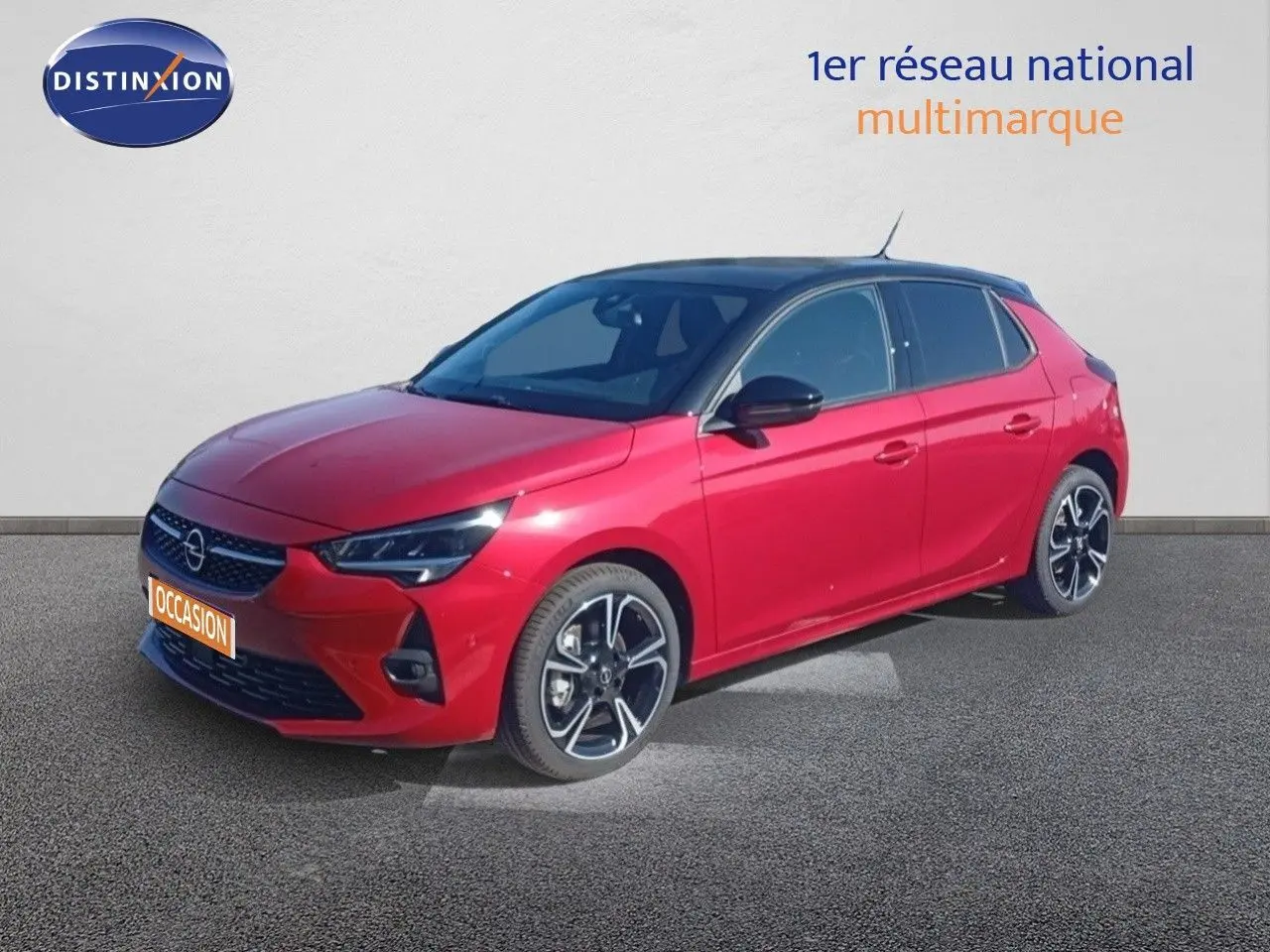 Opel Corsa 1.2 Turbo 100ch GS rouge métal avec toit noir, vue 3/4 avant côté gauche, jantes alliage noires.