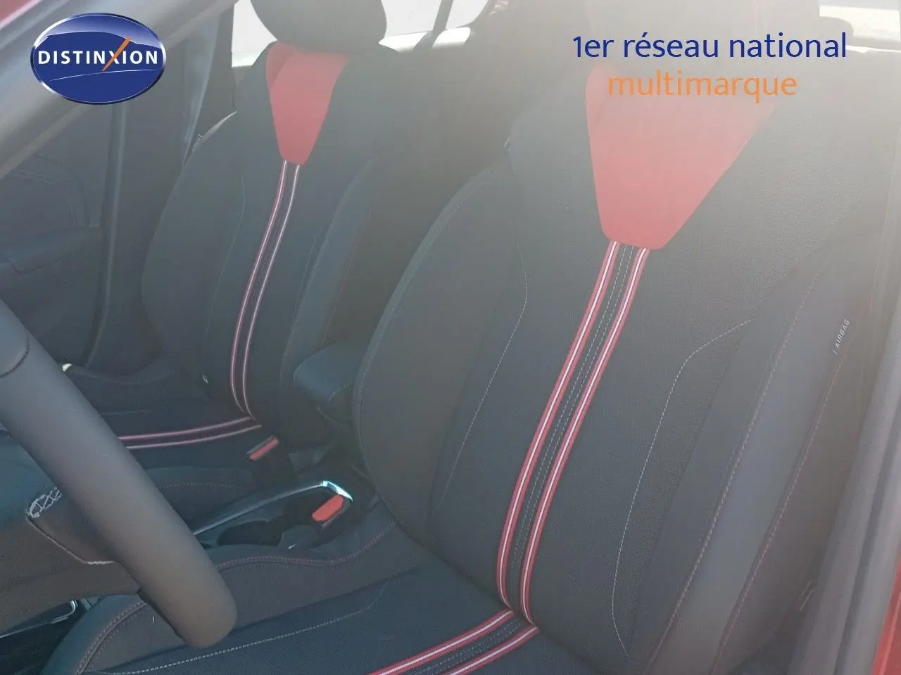 Vue intérieure des sièges avant noirs avec surpiqûres et bandes rouges d'une Opel Corsa 2023.