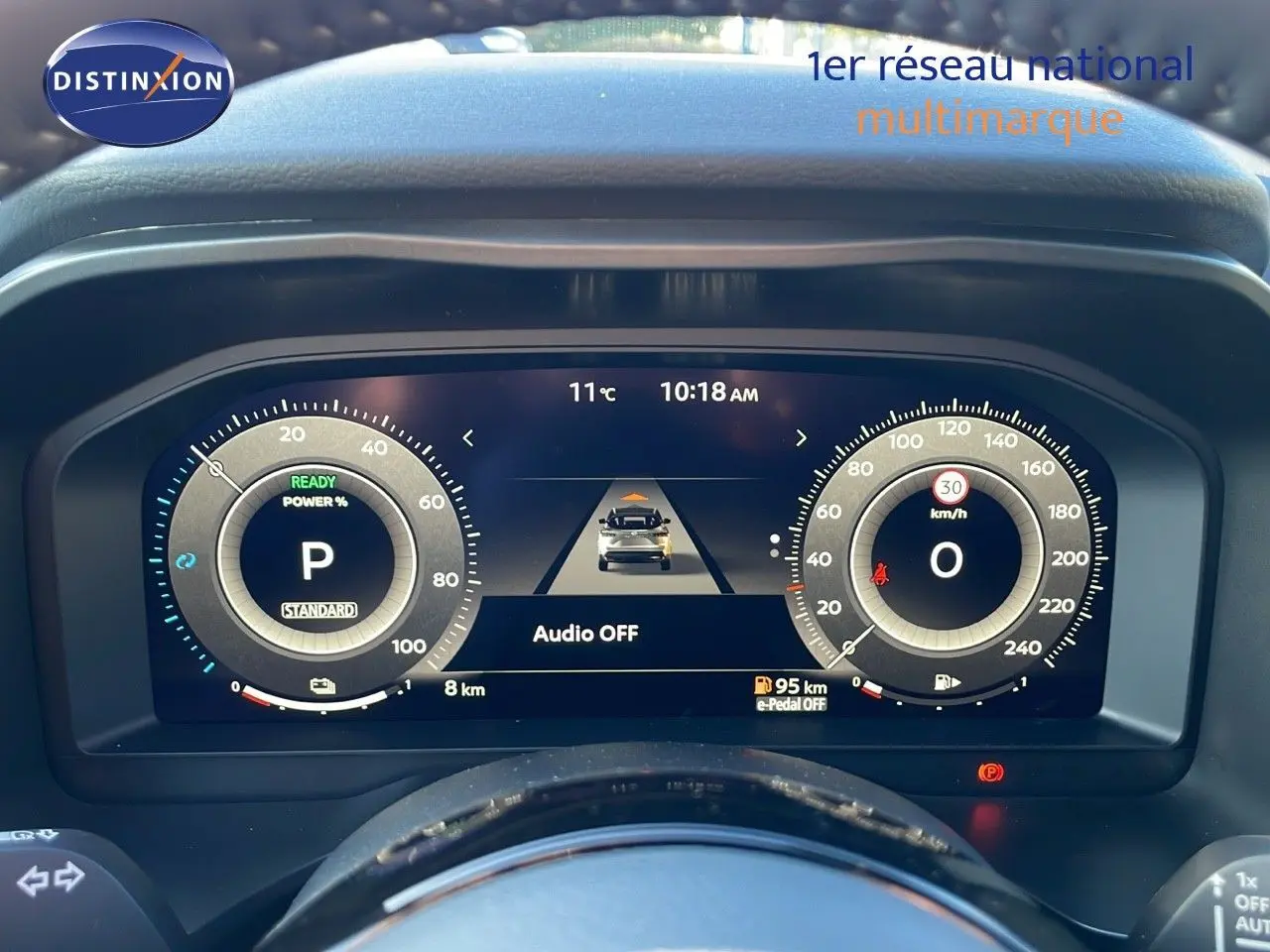 Tableau de bord numérique du Nissan Qashqai 2025, affichage de la vitesse et mode parking, vue frontale intérieure.