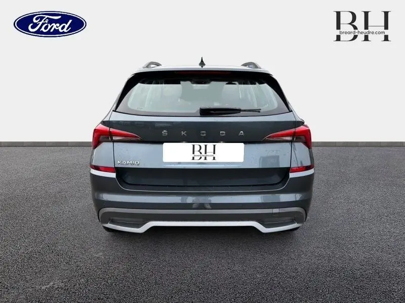 Vue arrière d'un Skoda Kamiq gris météore 2021 avec feux arrière LED et logo SKODA bien visible.