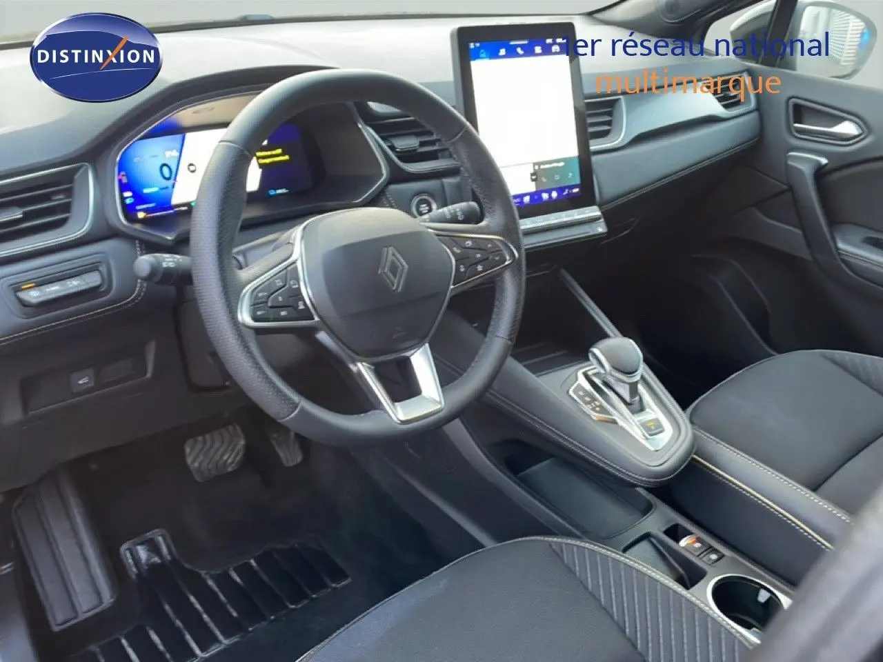 Vue intérieure côté conducteur du Renault Symbioz 2025, tableau de bord noir avec écran tactile vertical et volant multifonction.