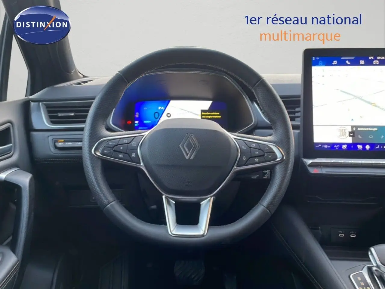 Vue intérieure centrée sur le volant noir du Renault Symbioz E-Tech Full Hybrid 145ch avec écran numérique et console tactile.