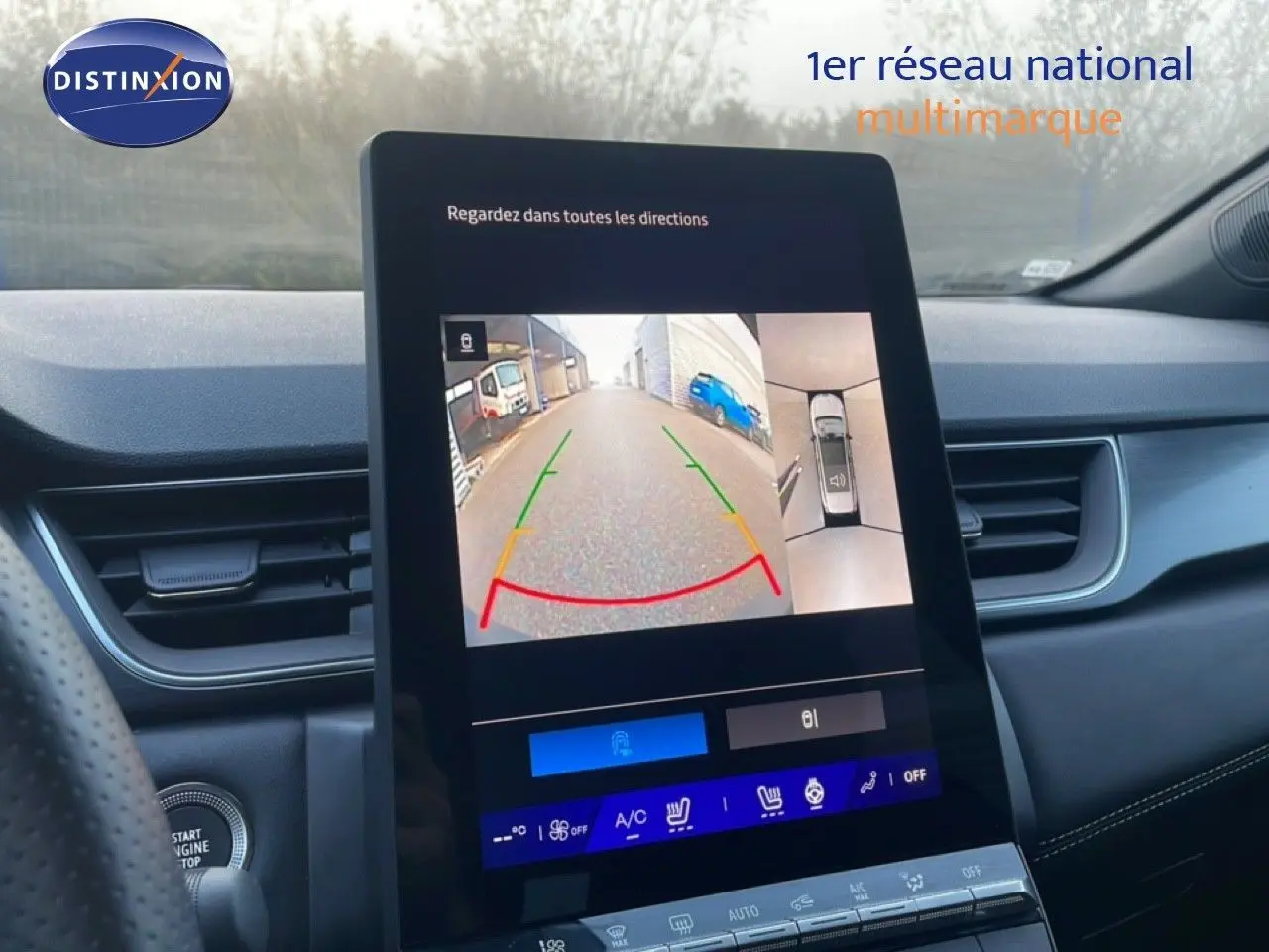 Écran central affichant la caméra de recul avec vue 360°, intérieur noir du Renault Symbioz gris Cassiopée métal.