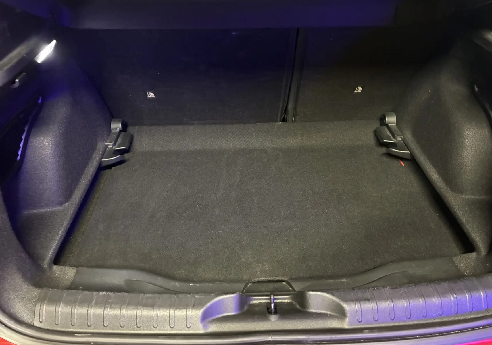 Coffre ouvert vu de dessus d'une FIAT 600 rouge 2024, montrant un espace de chargement propre et vide.