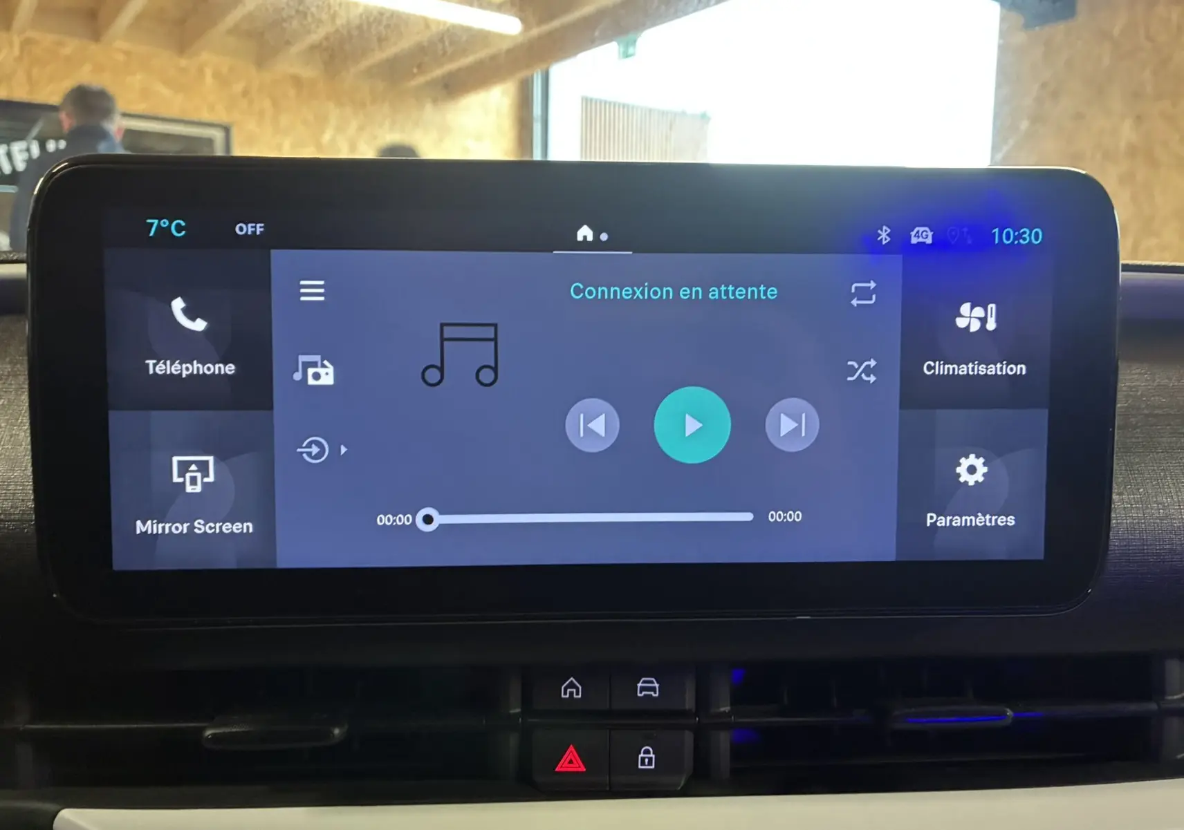 Écran tactile central de la FIAT 600 1.2 Hybrid 2024 affichant les options multimédia et climatisation, intérieur noir.
