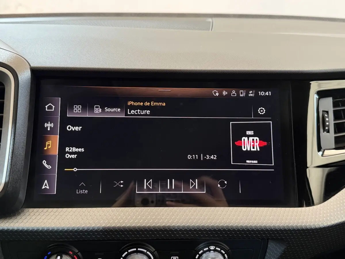 Écran tactile central de l'Audi A1 2021 affichant la lecture musicale, entouré de la console noire et grise.