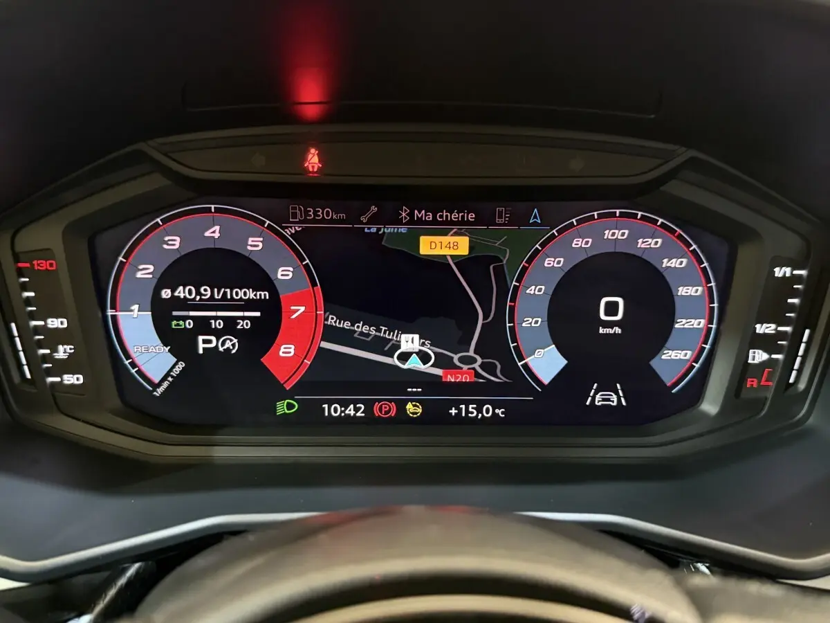 Vue rapprochée du tableau de bord numérique d'une Audi A1 noire 2021, affichant la navigation et les compteurs digitaux.