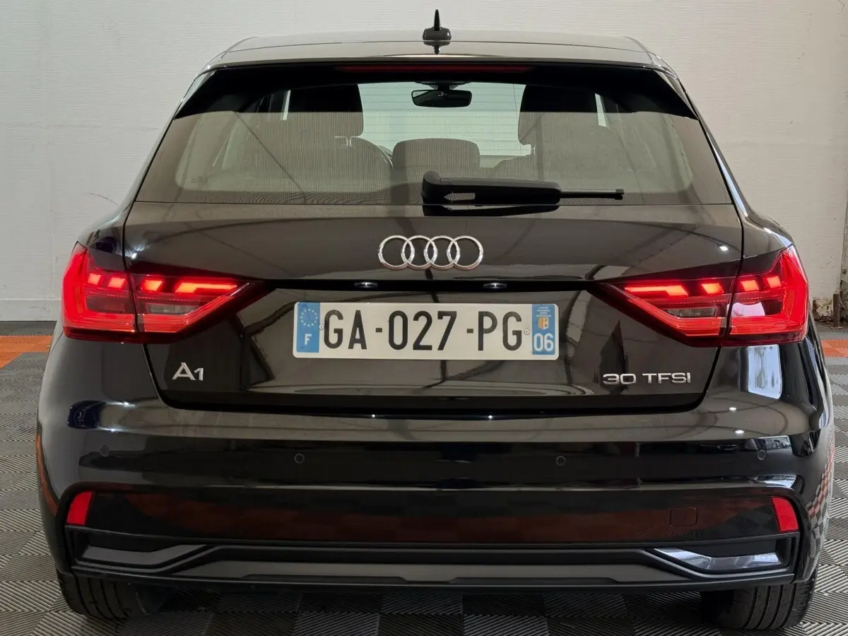 Vue arrière d'une Audi A1 noire 2021 avec feux LED allumés et plaques d'immatriculation françaises visibles