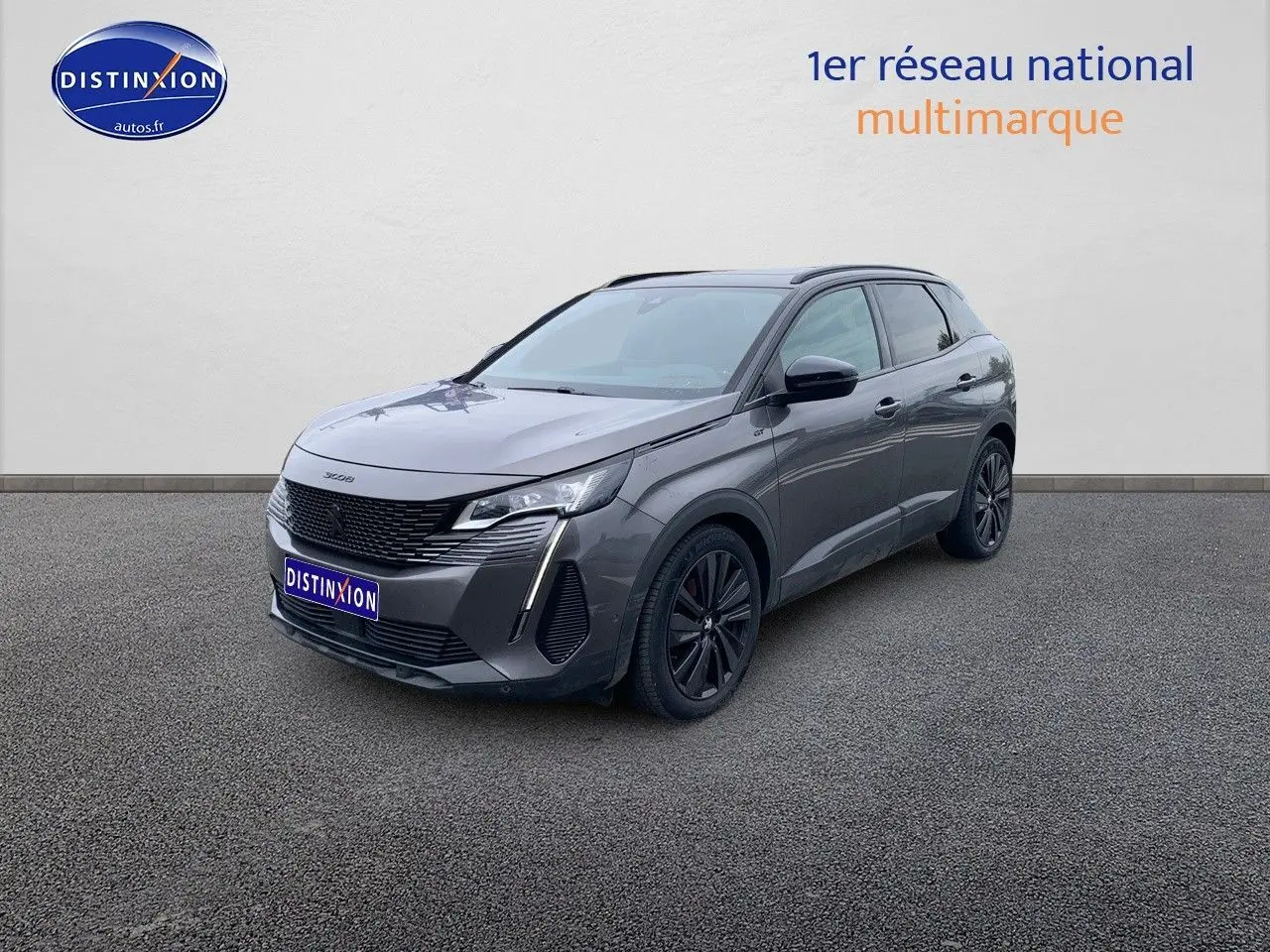 Peugeot 3008 gris platinium métal en 3/4 avant droit, avec jantes noires et calandre distinctive GT Black Pack.