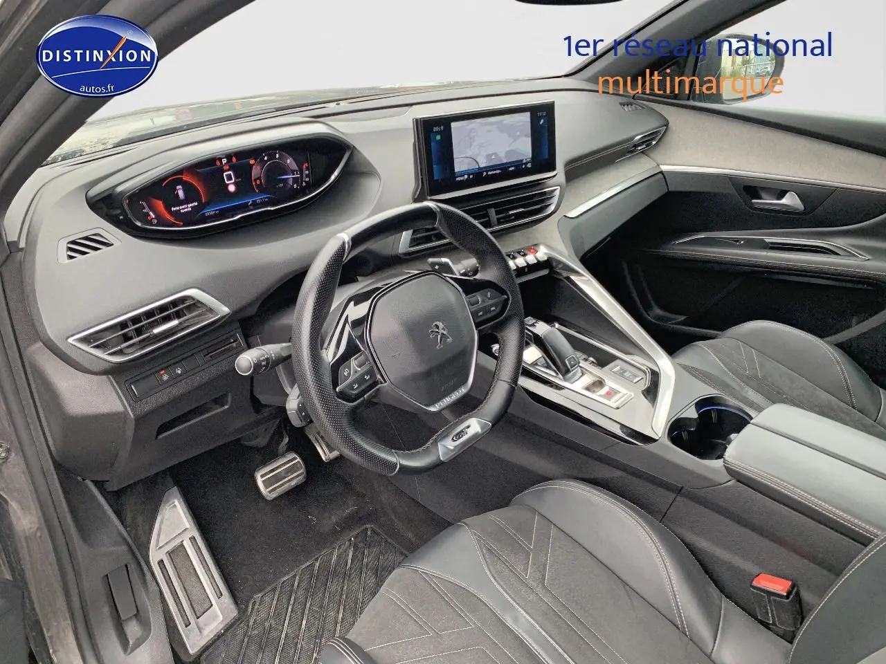 Vue intérieure côté conducteur du Peugeot 3008 GT Black Pack 2021, avec tableau de bord numérique et sellerie cuir noire.