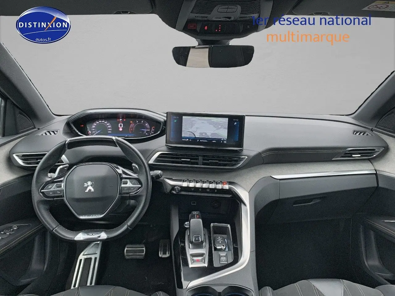 Vue intérieure frontale du tableau de bord du Peugeot 3008 gris platinium, avec écran tactile et volant compact multifonction.