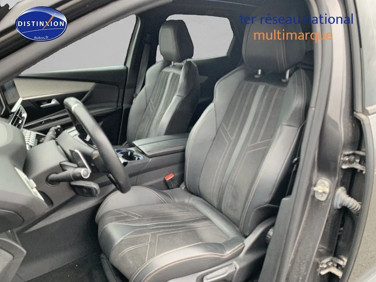 Vue intérieure côté conducteur du Peugeot 3008 gris platinium, mettant en valeur les sièges en cuir noir avec surpiqûres.