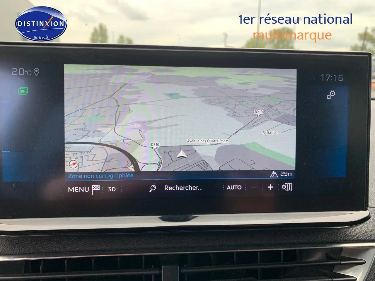 Écran tactile central du Peugeot 3008 gris platinium, affichant la navigation avec carte en vue 3D.