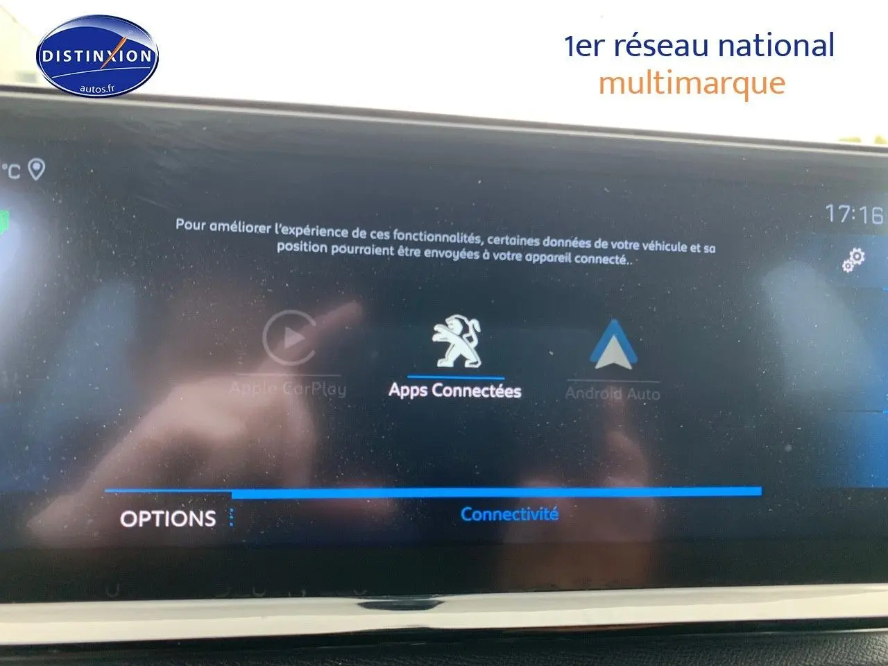 Écran tactile central du Peugeot 3008 gris platinium, affichant les options de connectivité et applications.