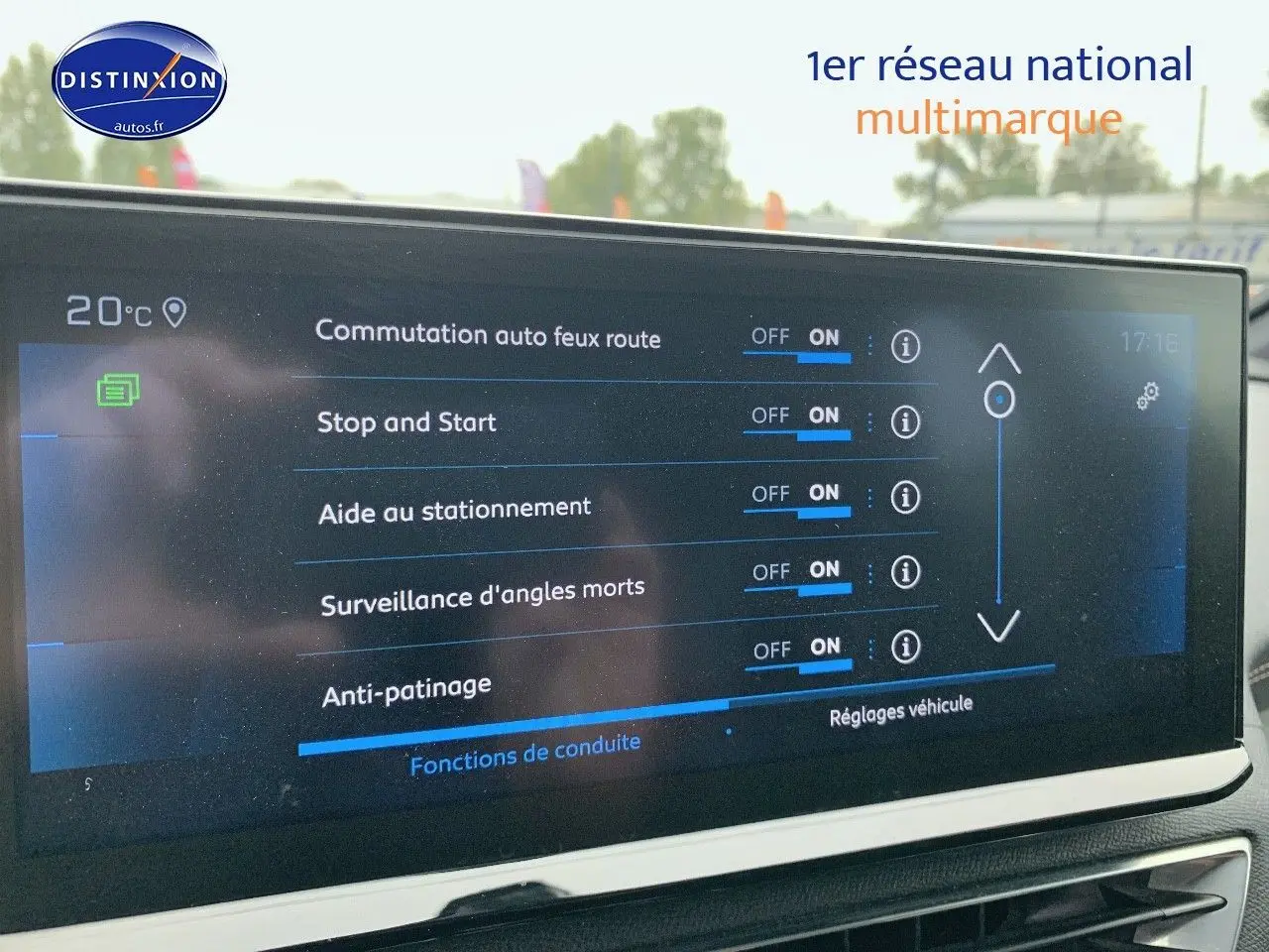 Écran tactile intérieur du Peugeot 3008 gris platinium, affichant les réglages d’aides à la conduite.