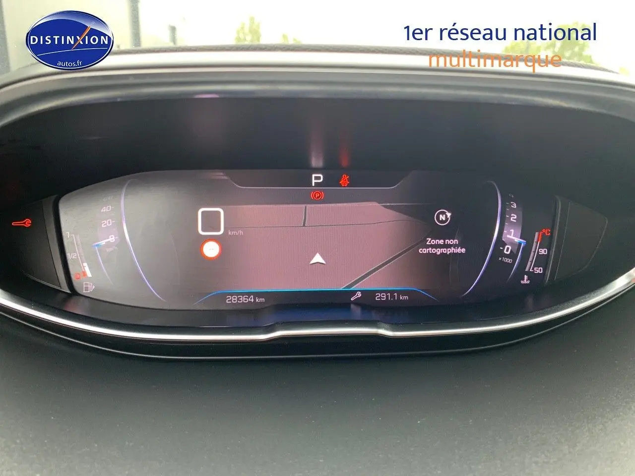 Vue rapprochée du tableau de bord numérique du Peugeot 3008 gris platinium, affichant la vitesse à 0 km/h et la navigation.
