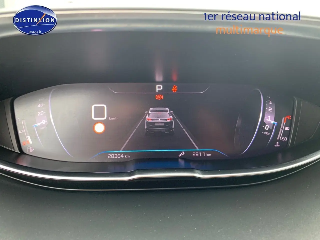 Tableau de bord numérique du Peugeot 3008 gris platinium, affichant la vitesse, la consommation et l'odomètre.