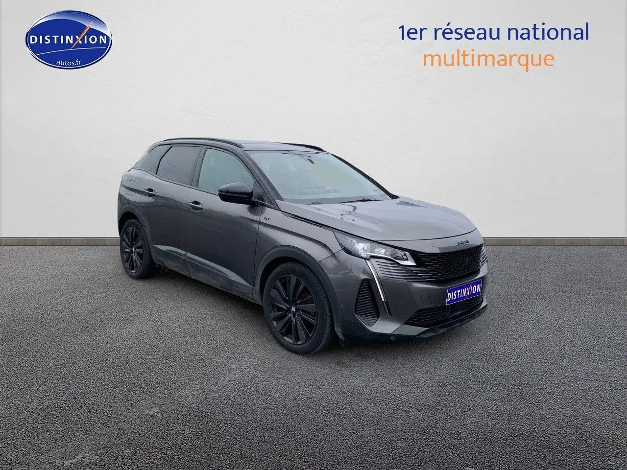 Peugeot 3008 gris platinium métal en 3/4 avant droit avec jantes noires et calandre distinctive GT Black Pack.