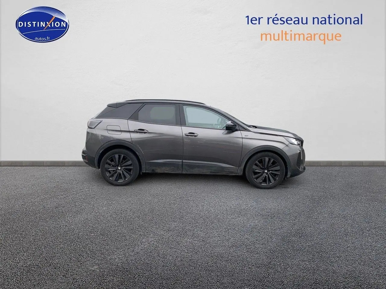 Peugeot 3008 gris platinium métal en profil droit, SUV compact avec jantes noires et toit noir contrasté.