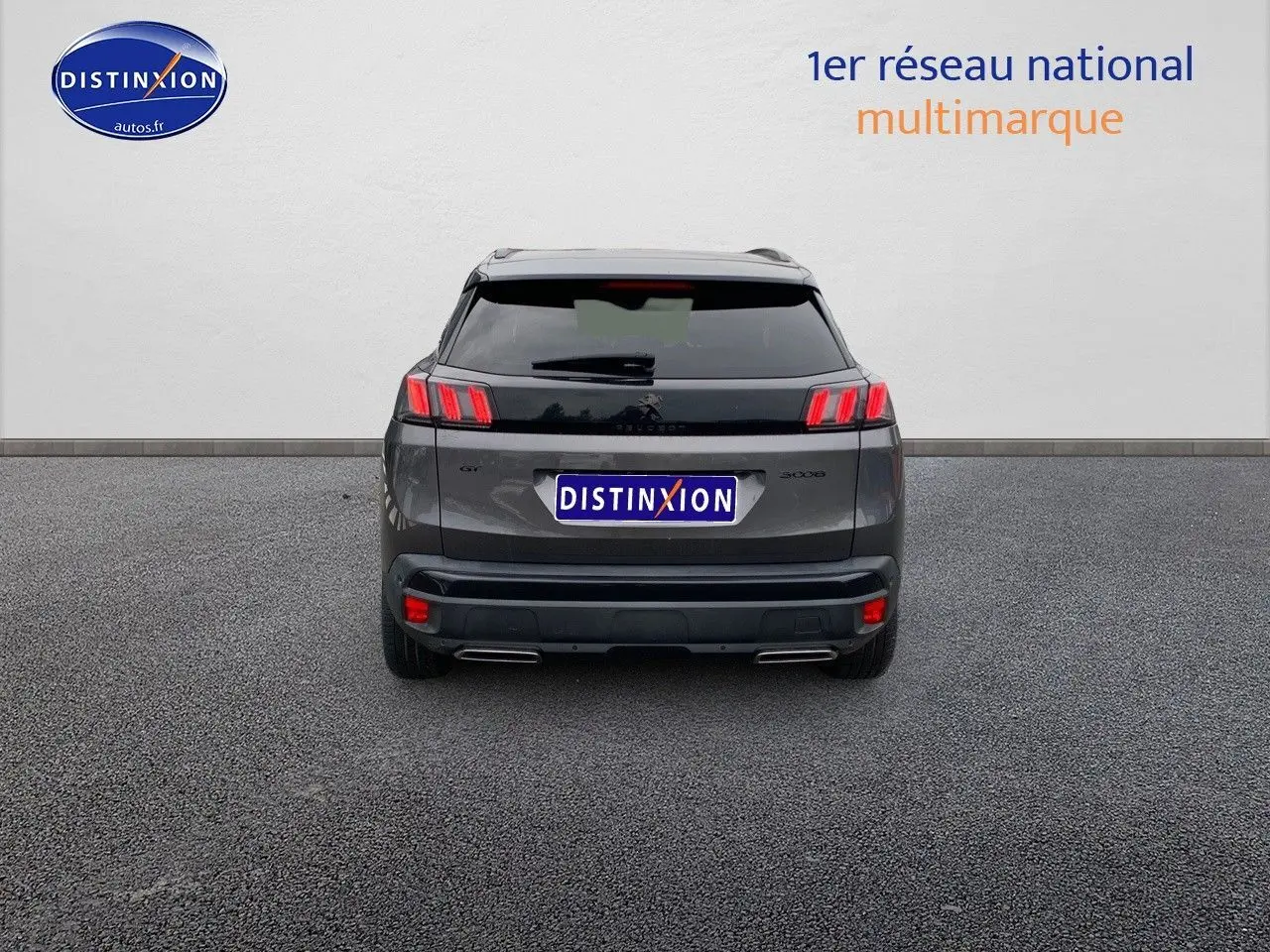 Vue arrière d'un Peugeot 3008 gris platinium métal avec feux arrière distinctifs et double sortie d'échappement.