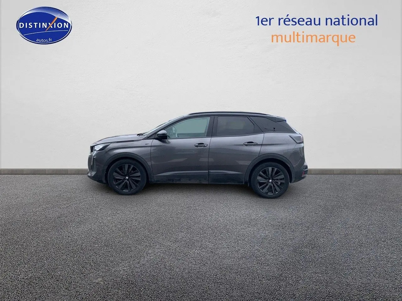 Peugeot 3008 gris platinium métal en profil gauche, finition GT Black Pack avec jantes noires.