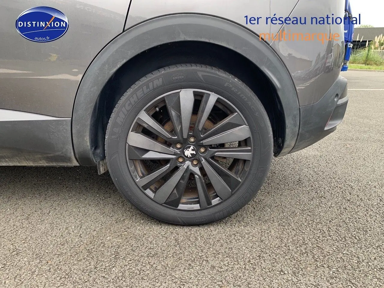 Gros plan sur la roue arrière gauche gris platinium métal du Peugeot 3008 GT Black Pack 2021 avec jante noire.