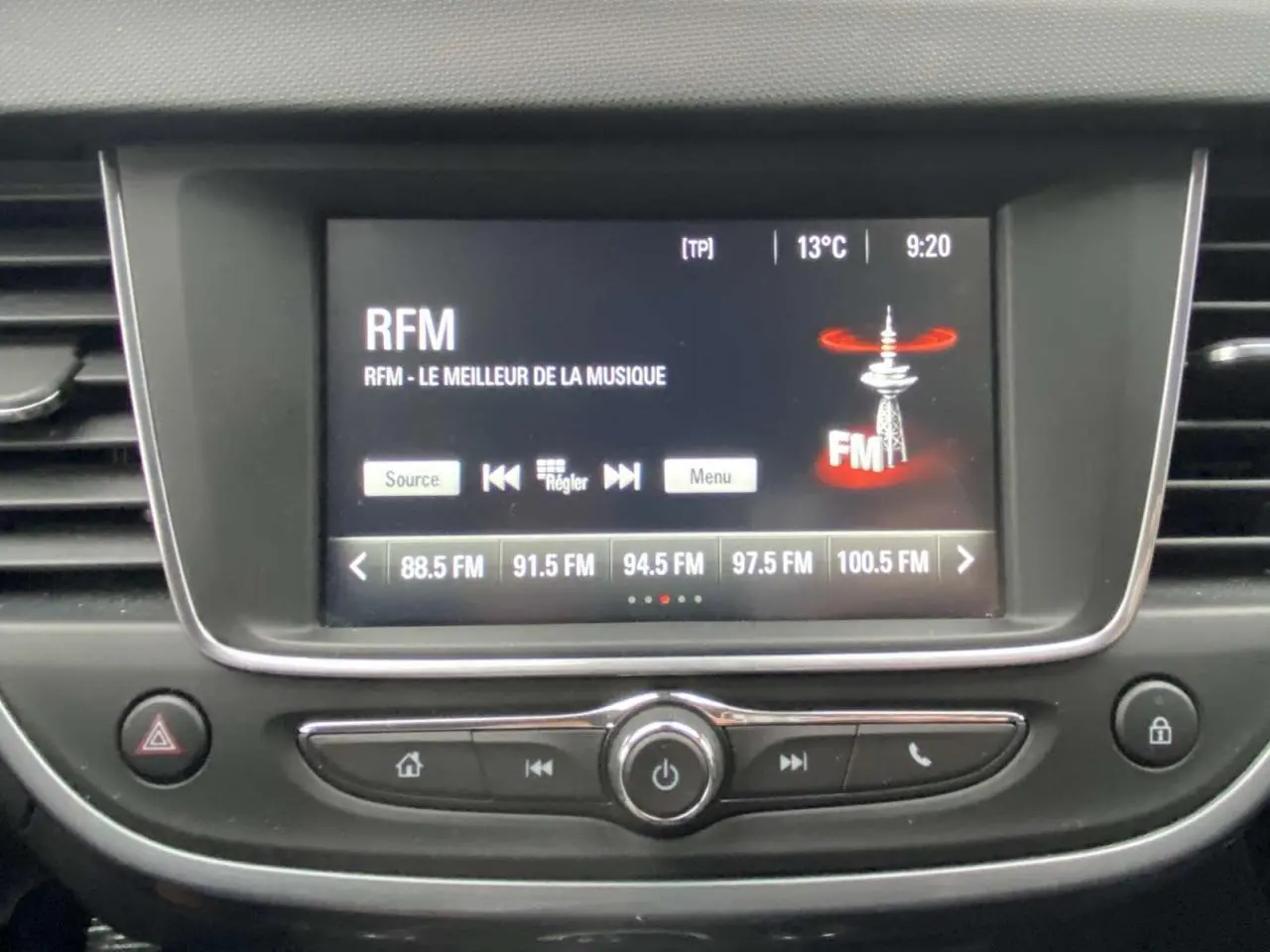 Écran central de l’Opel Crossland X 2020 affichant la radio FM avec commandes intégrées et finition noire.