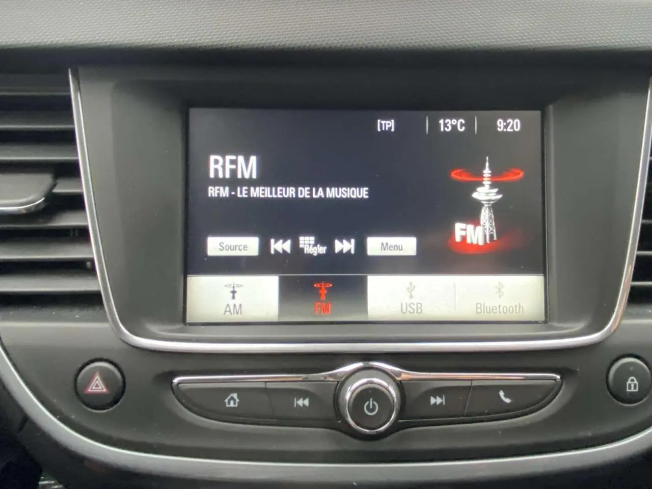 Écran central de l’Opel Crossland X 2020 affichant la radio FM RFM, avec commandes et tableau de bord en noir.