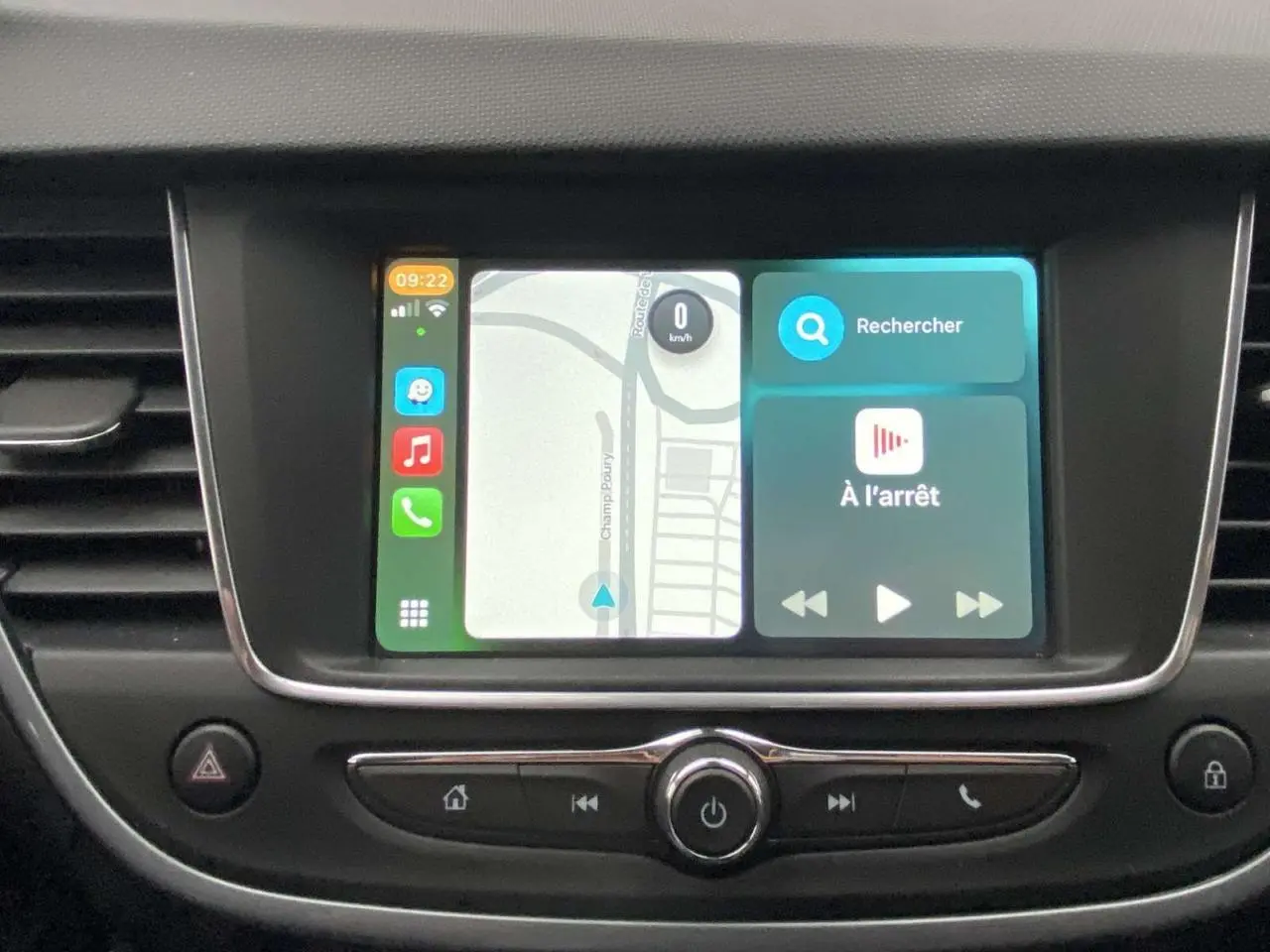 Écran tactile central de l’Opel Crossland X 2020 affichant la navigation et les commandes multimédia.