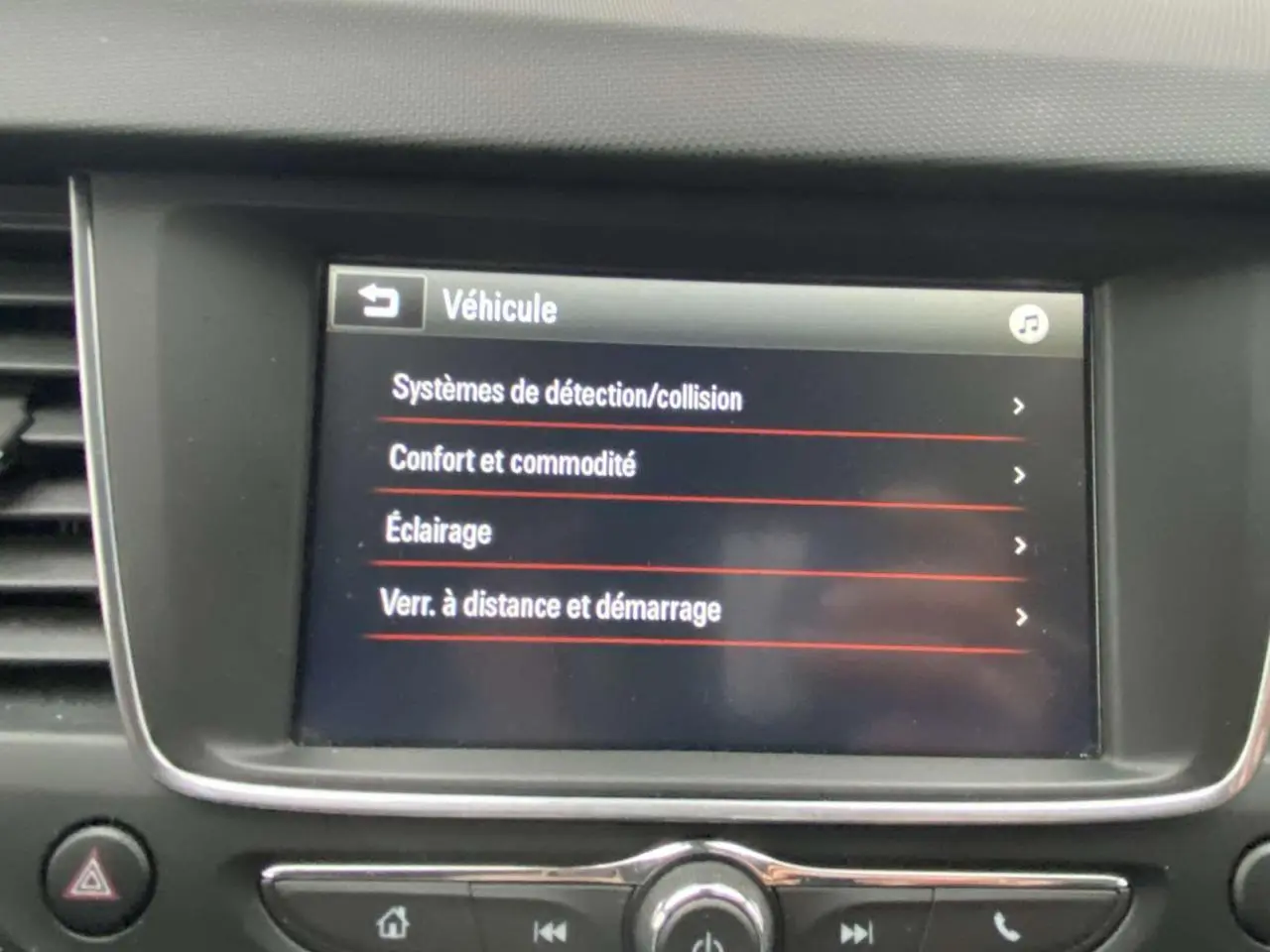 Écran tactile central de l’Opel Crossland X affichant le menu des réglages du véhicule, vue intérieure rapprochée.