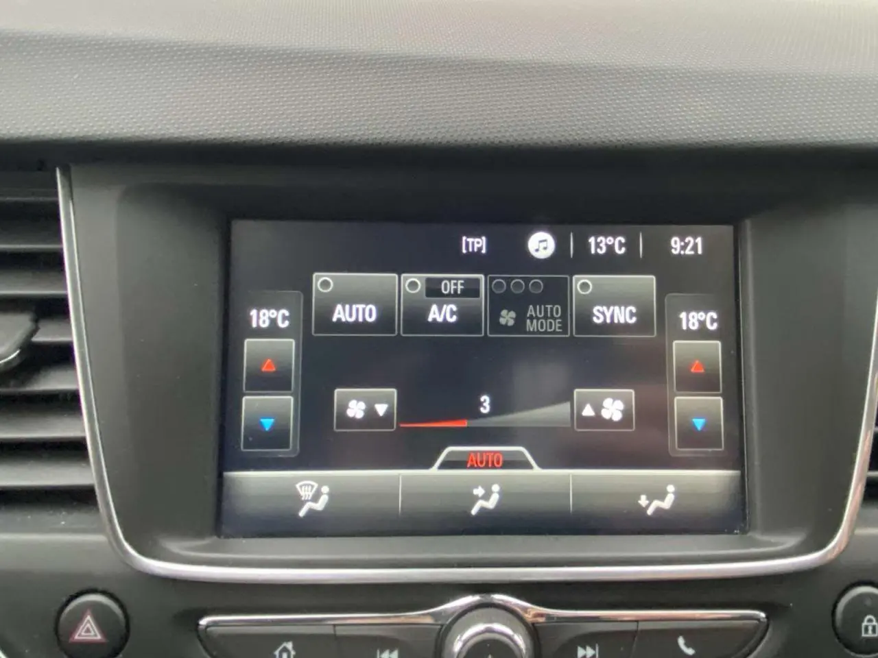 Écran tactile du système de climatisation automatique de l’Opel Crossland X 2020, affichant 18°C et réglages de ventilation.